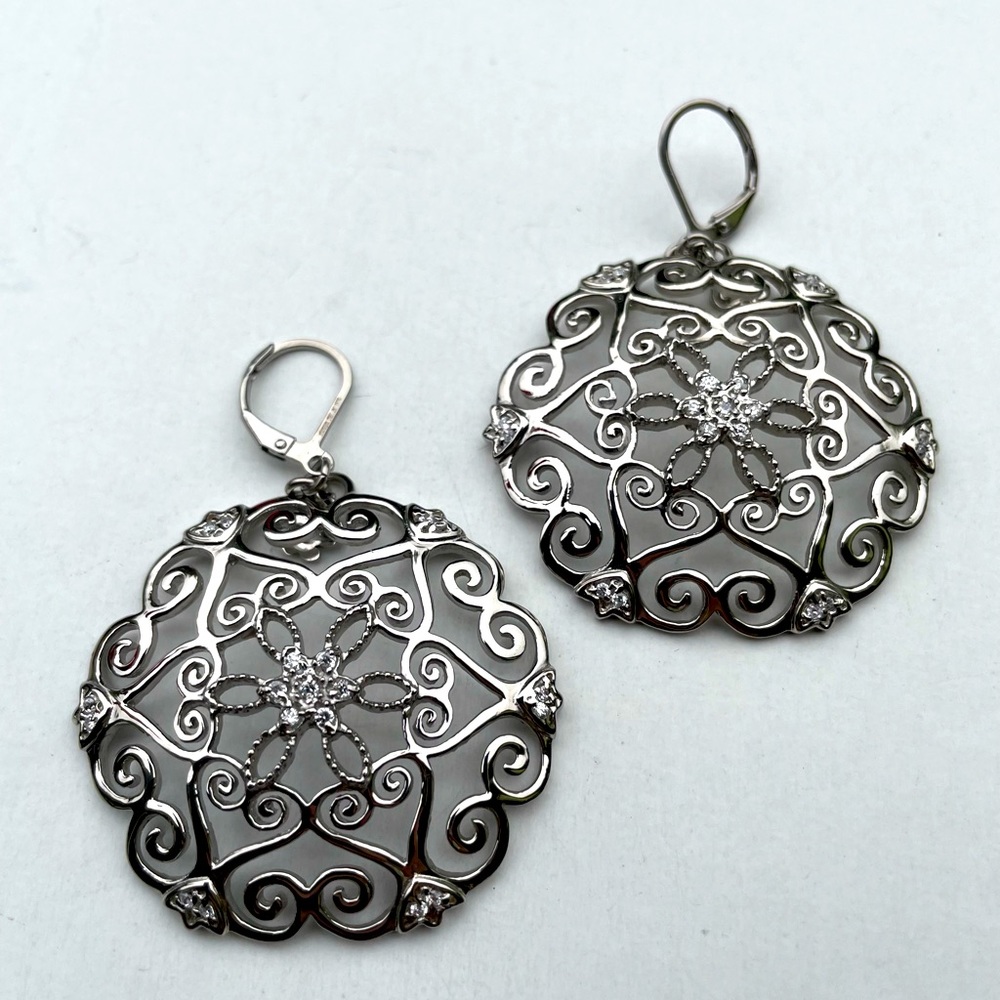 Pretty NWOT Romantic Silver tone earrings with lever back closure